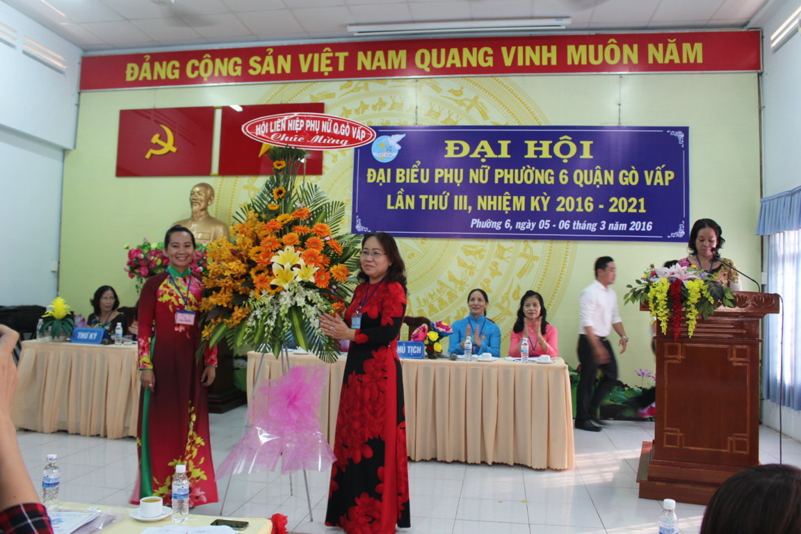Đ/c Nguyễn Thị Lan - QUV/ Chủ tịch Hội LHPN quận Gò Vấp tặng hoa cho Đoàn Chủ tịch